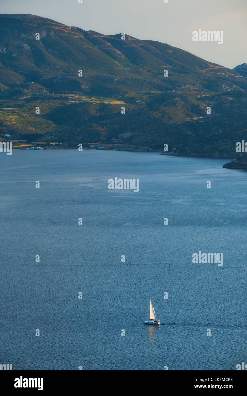 Yacht dans la mer Égée près de l'île de Milos. Île de Milos, Grèce Banque D'Images