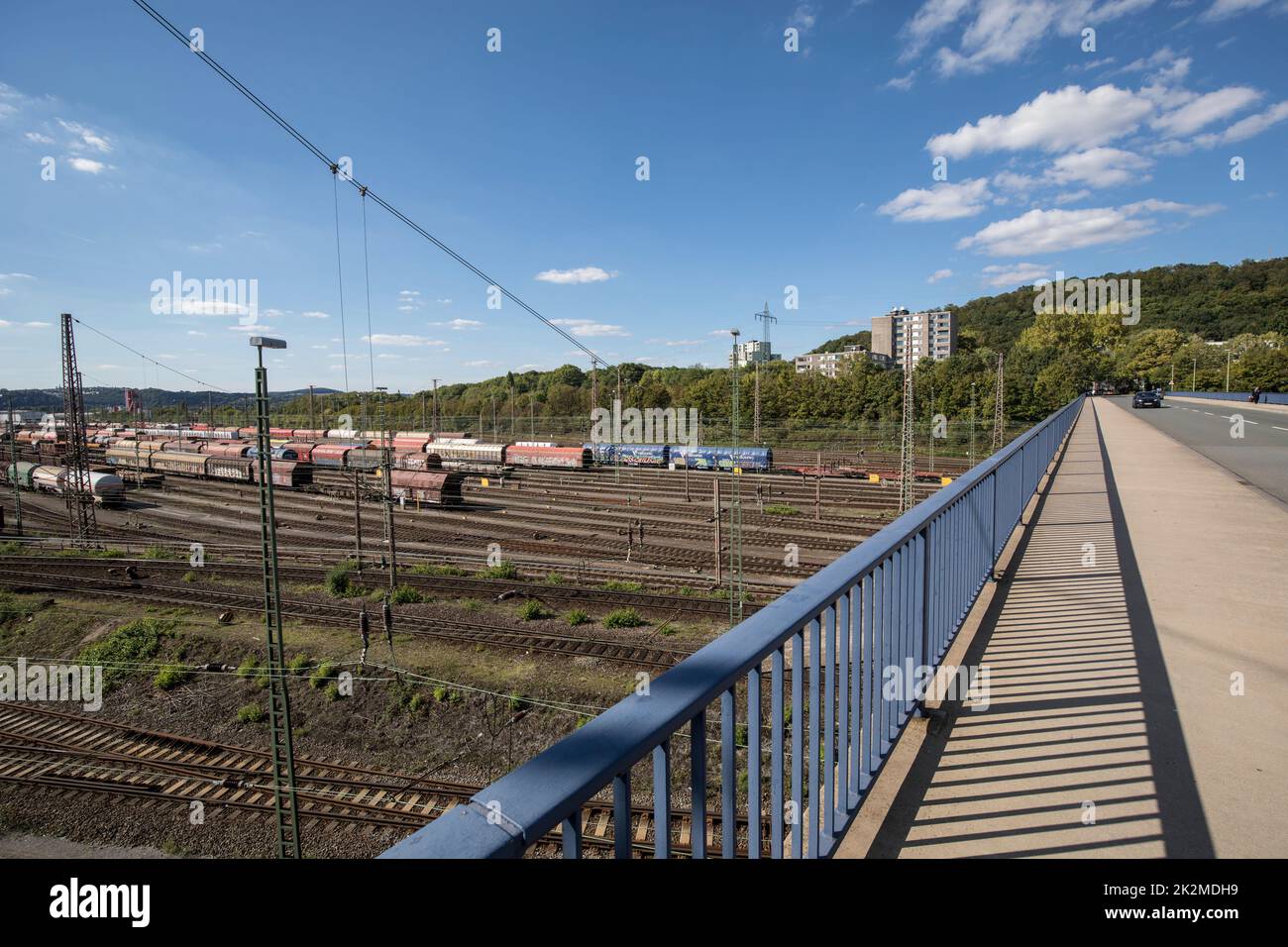 Chantier de shunting ferroviaire à Hagen-Vorhalle, trains de marchandises, pont rue Noeh, Hagen, Rhénanie-du-Nord-Westphalie, Allemagne. Eisenbahn-Rangierbahnhof à Hage Banque D'Images
