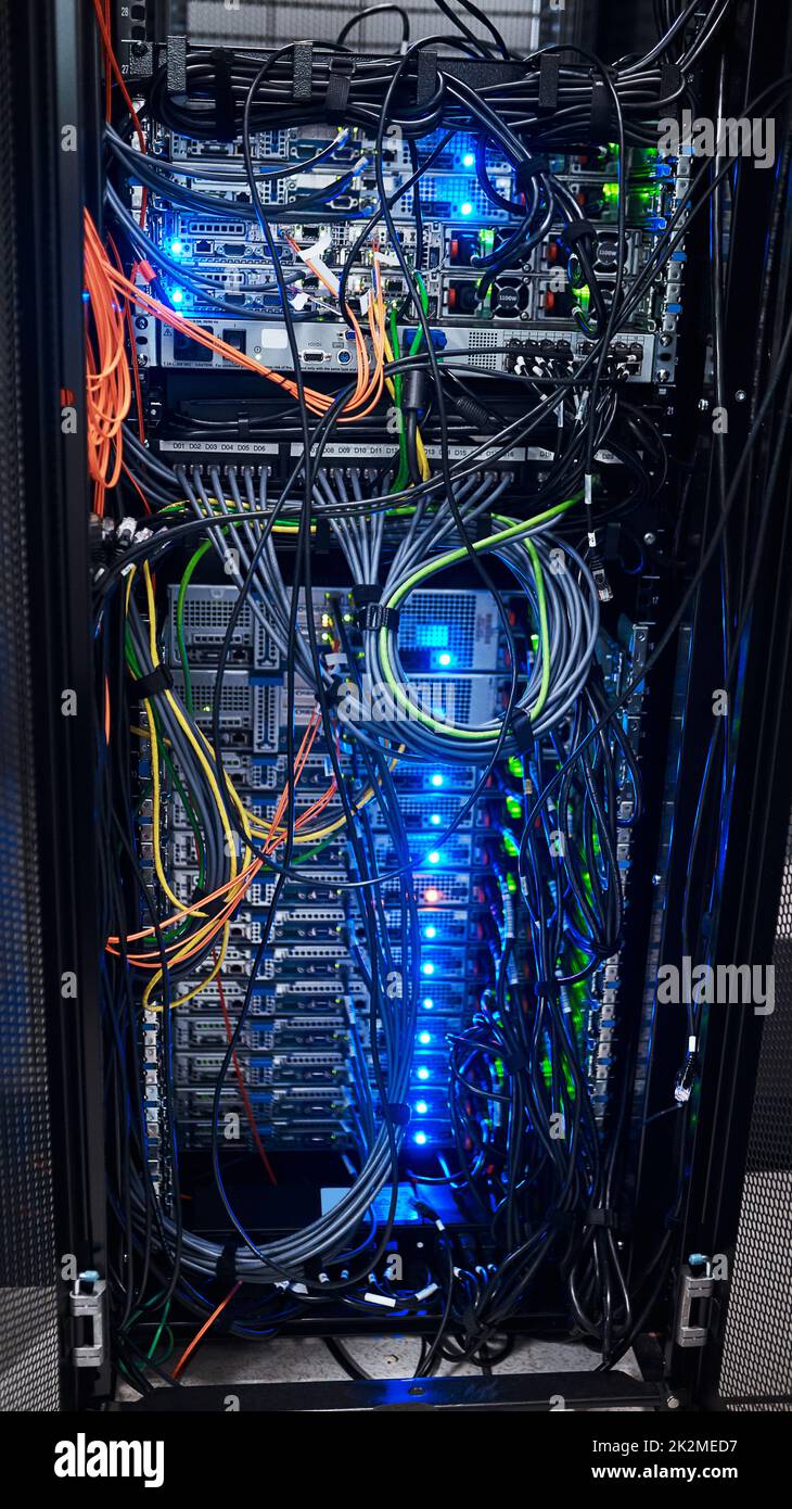 Compliqué est une sous-affirmation. Plan rogné de l'intérieur d'un ordinateur avec tout son câblage situé dans une salle de serveurs. Banque D'Images