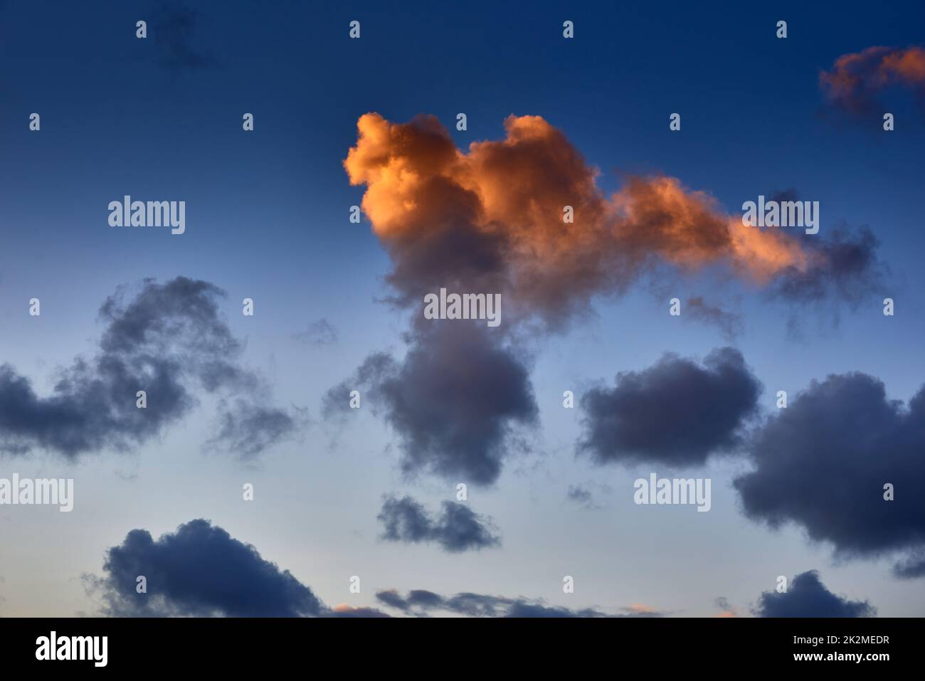 magnifique ciel du matin avec des nuages moelleux Banque D'Images