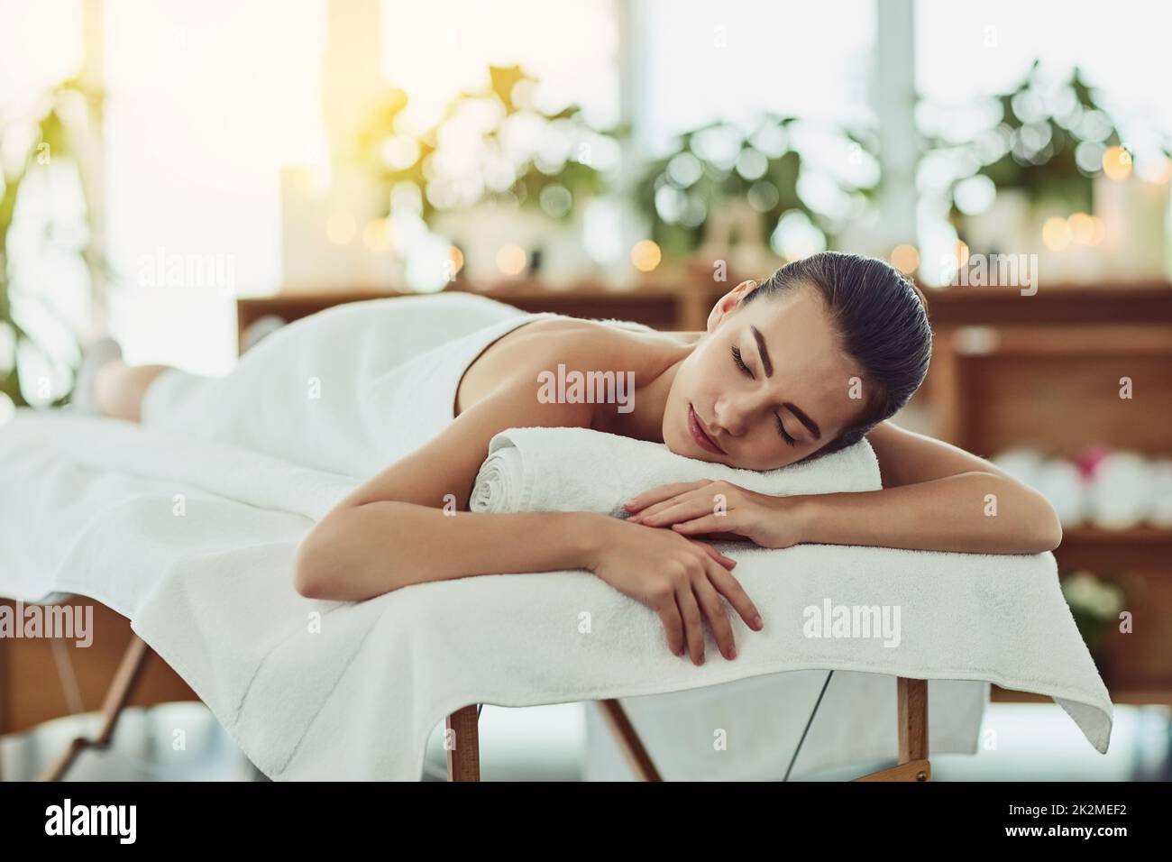 Faites de votre bien-être une priorité aujourd'hui. Photo d'une jeune femme attirante se faisant dorloter dans un spa de beauté. Banque D'Images