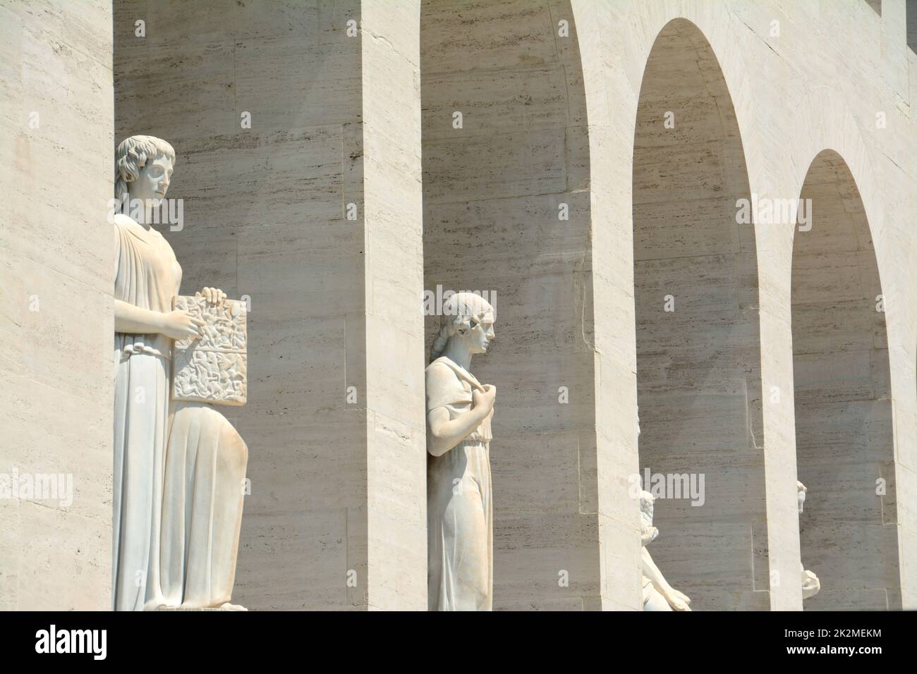 Le Palazzo della Civiltà Italiana se trouve à Rome, dans le quartier de l'EUR. Aimé par les futuristes pour son aspect abstrait, il est appelé par les Romains Colo Banque D'Images