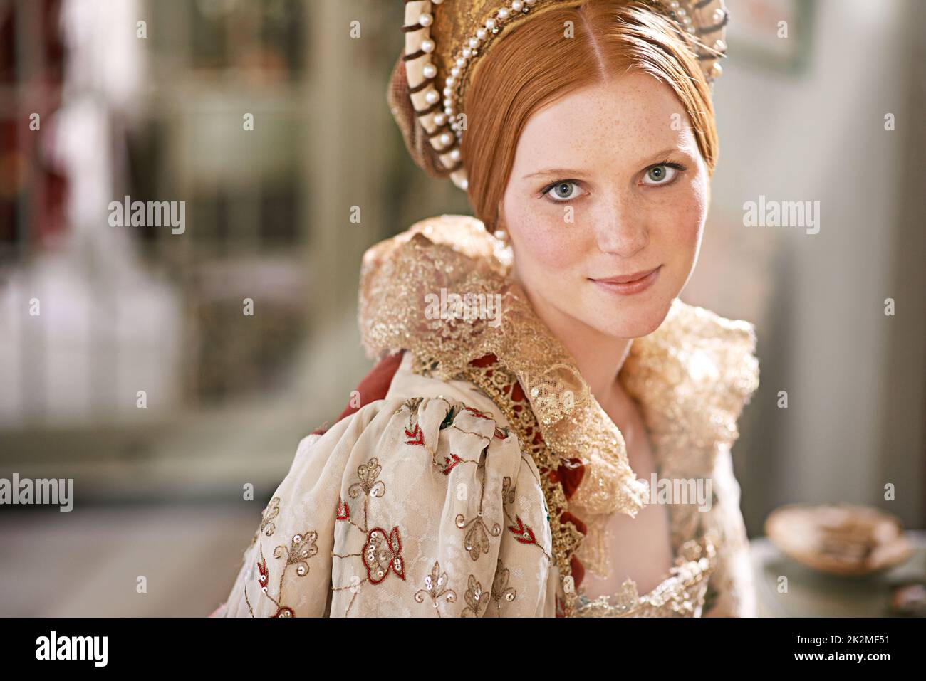 Beauté noble. Photo d'une élégante noble femme dans sa chambre de palais. Banque D'Images