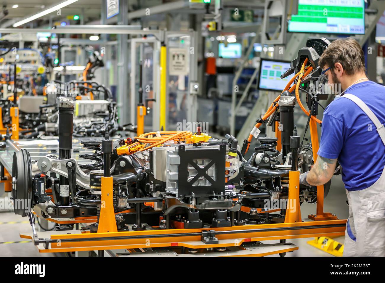 Zwickau, Allemagne. 26th avril 2022. Un employé assemble la prise de charge sur un VW ID.4 à l'usine Volkswagen de Zwickau. Outre les véhicules VW, les véhicules des marques Audi et Seat du Groupe sont également hors de la chaîne de production de l'usine. Les véhicules sont basés sur la boîte à outils électrique modulaire. Volkswagen a converti le site, qui emploie environ 9 000 personnes, en une usine de véhicules purement électriques pour un coût de 1,2 milliards d'euros. Credit: Jan Woitas/dpa/Alay Live News Banque D'Images