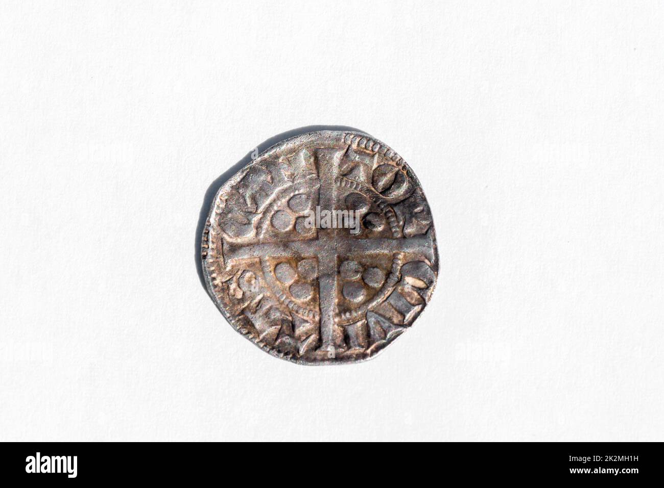 Argent long croix Penny English pièce de monnaie martelée du roi Henry II du 14th siècle datant d'environ 1310- 1314 minted dans Canterbury Angleterre, inverse de la coupe o Banque D'Images