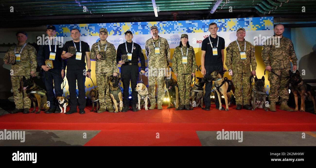 KIEV, UKRAINE - 22 SEPTEMBRE 2022 - des cynologues et des chiens sont ...