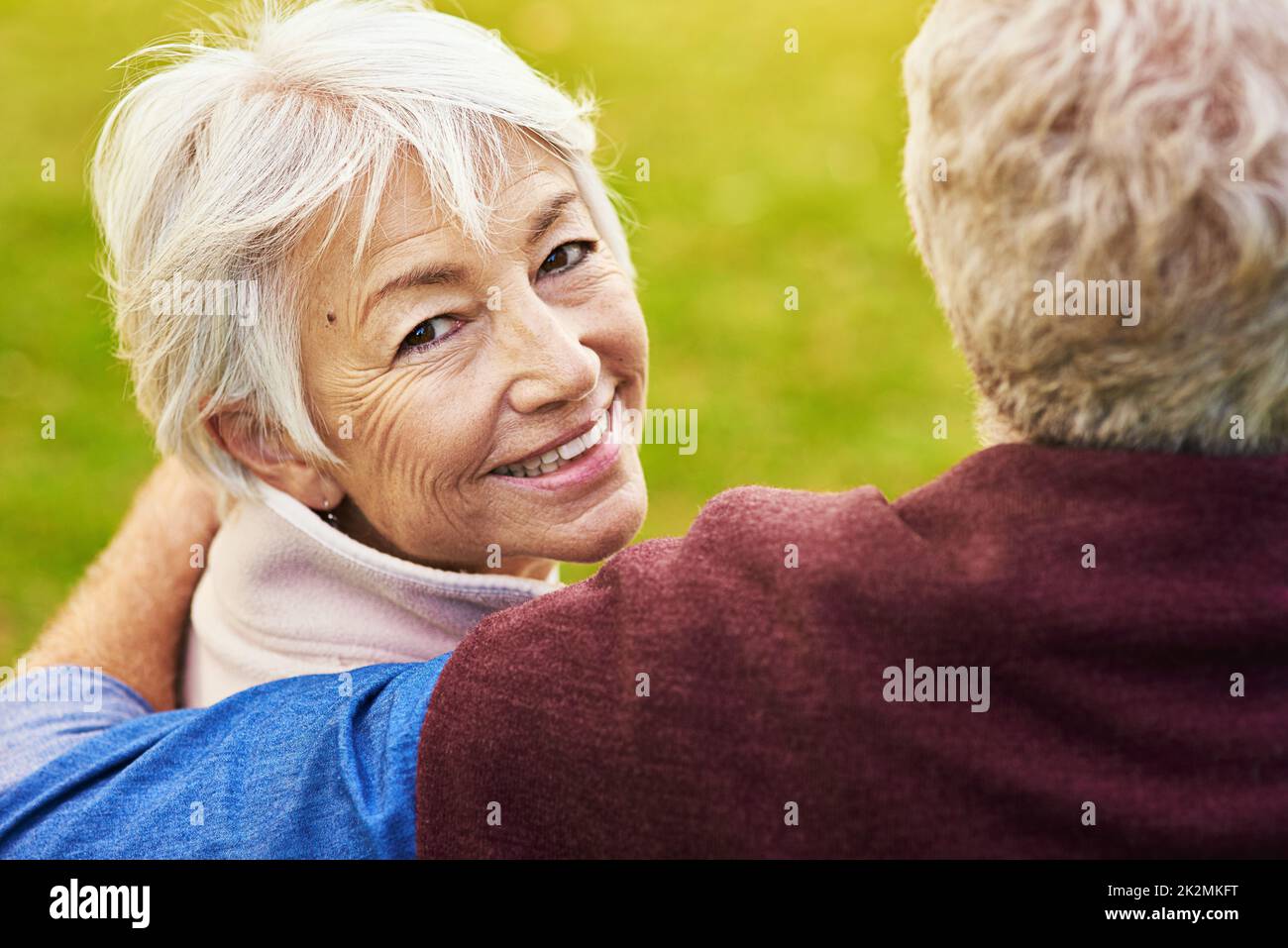 Mon amour et mon compagnon pour la vie. Portrait d'un couple aîné heureux dans le parc. Banque D'Images