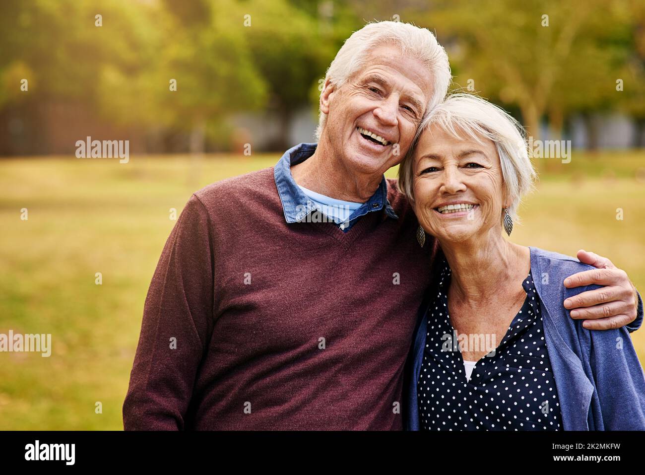 Le vrai amour ne grandit jamais. Portrait d'un couple aîné heureux dans le parc. Banque D'Images