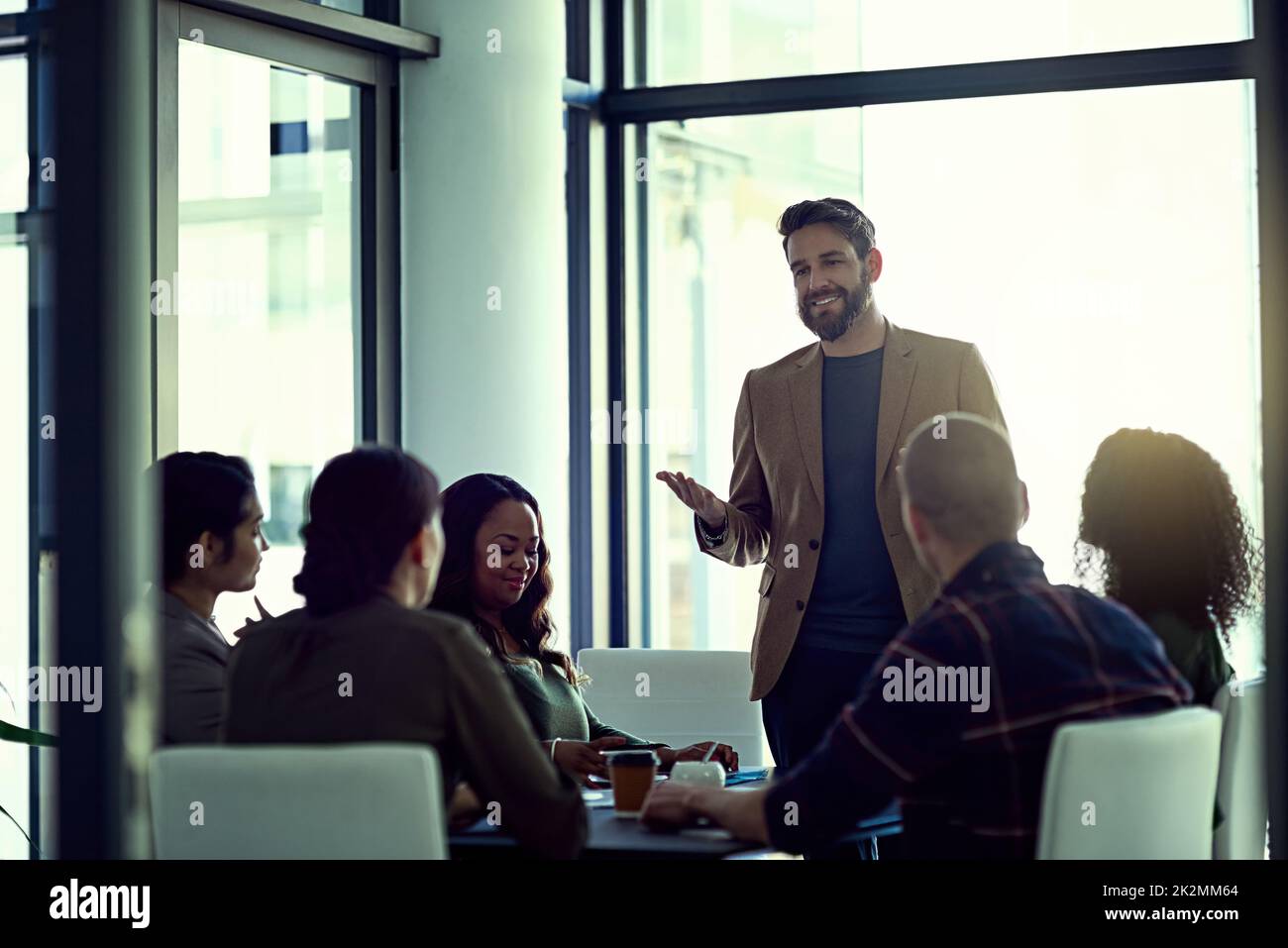 Nous réussissons parce que nous avons la meilleure équipe à bord. Photo d'un homme d'affaires qui donne une présentation dans la salle de réunion. Banque D'Images