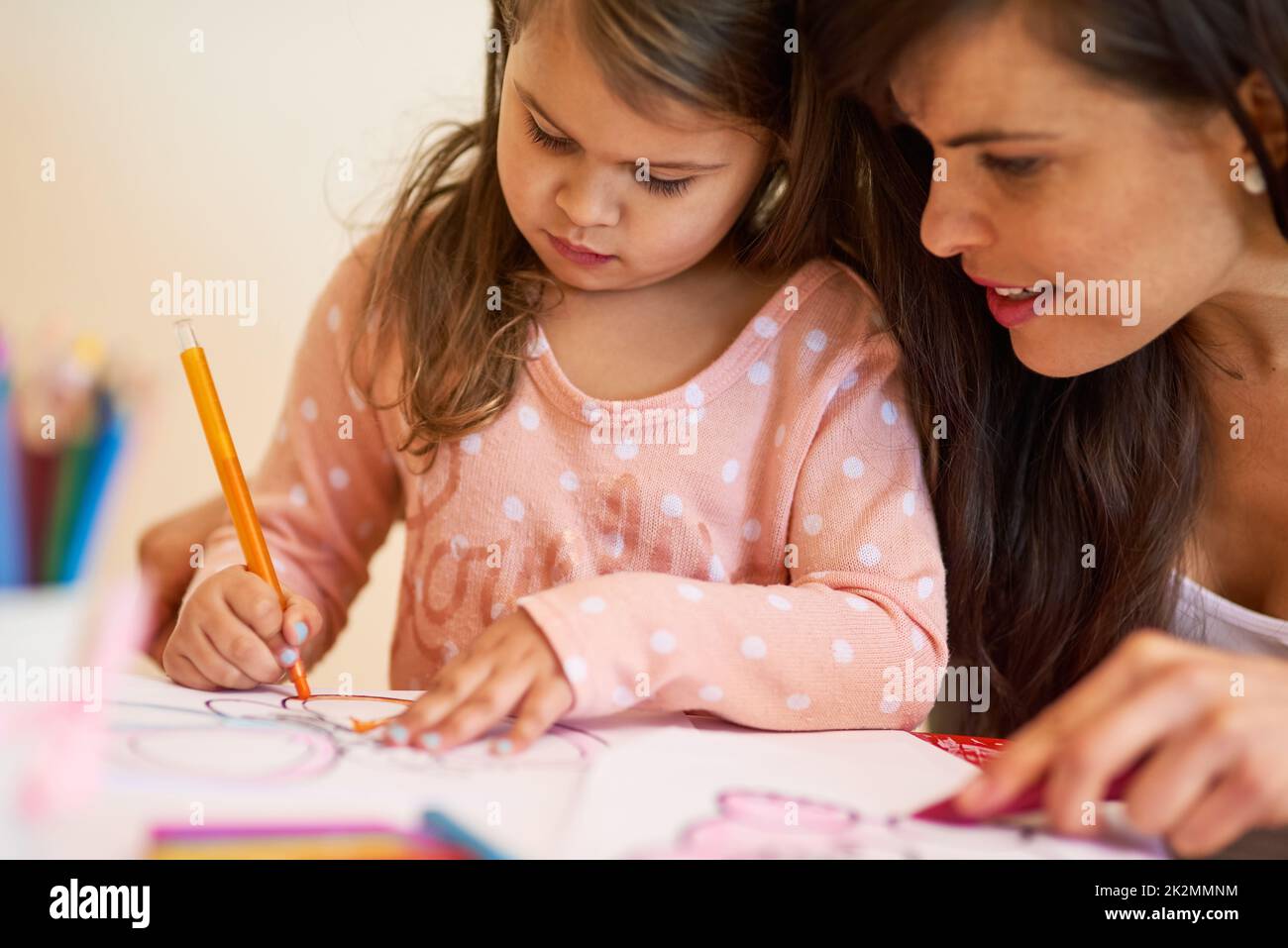 Elle a une imagination si brillante. Photo rognée d'une mère et d'une fille colorant dans une photo ensemble à la maison. Banque D'Images