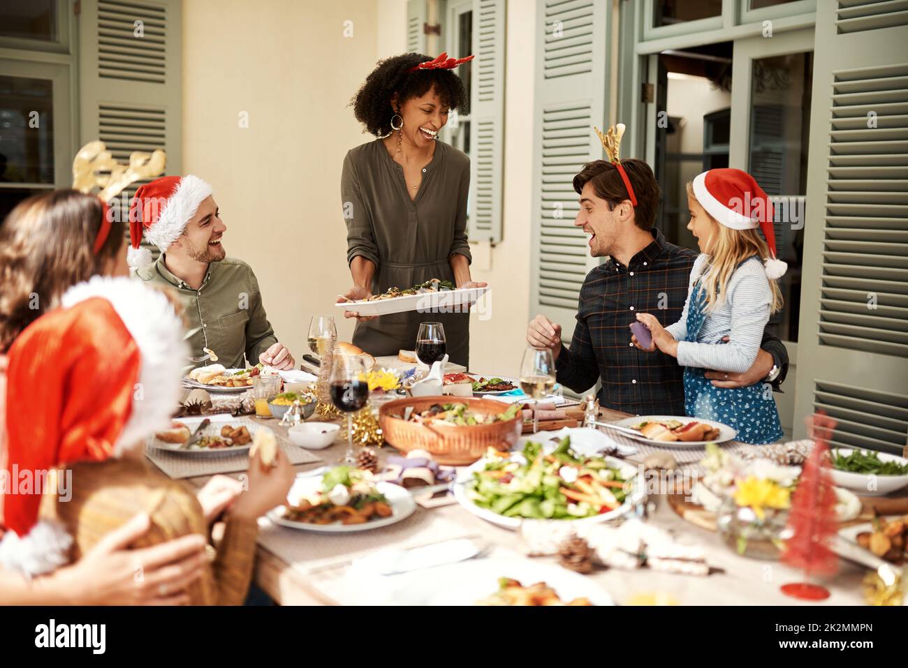 Tout est question de nourriture et d'être joyeux. Photo courte d'une famille heureuse avec déjeuner de Noël ensemble. Banque D'Images