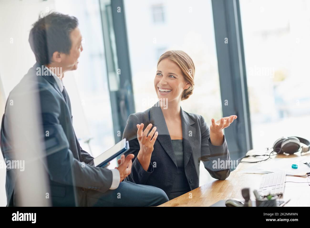 Communiquez vos idées avec passion et clarté. Photo de deux hommes d'affaires ayant une discussion dans un bureau. Banque D'Images