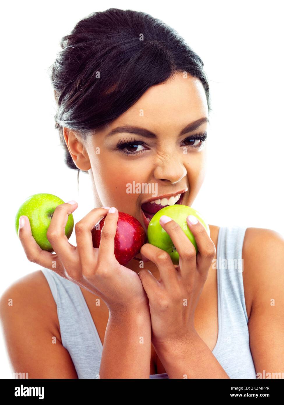 Munissez-vous de la substance saine. Studio portrait d'une jeune femme en vêtement de gymnastique tenant des pommes. Banque D'Images