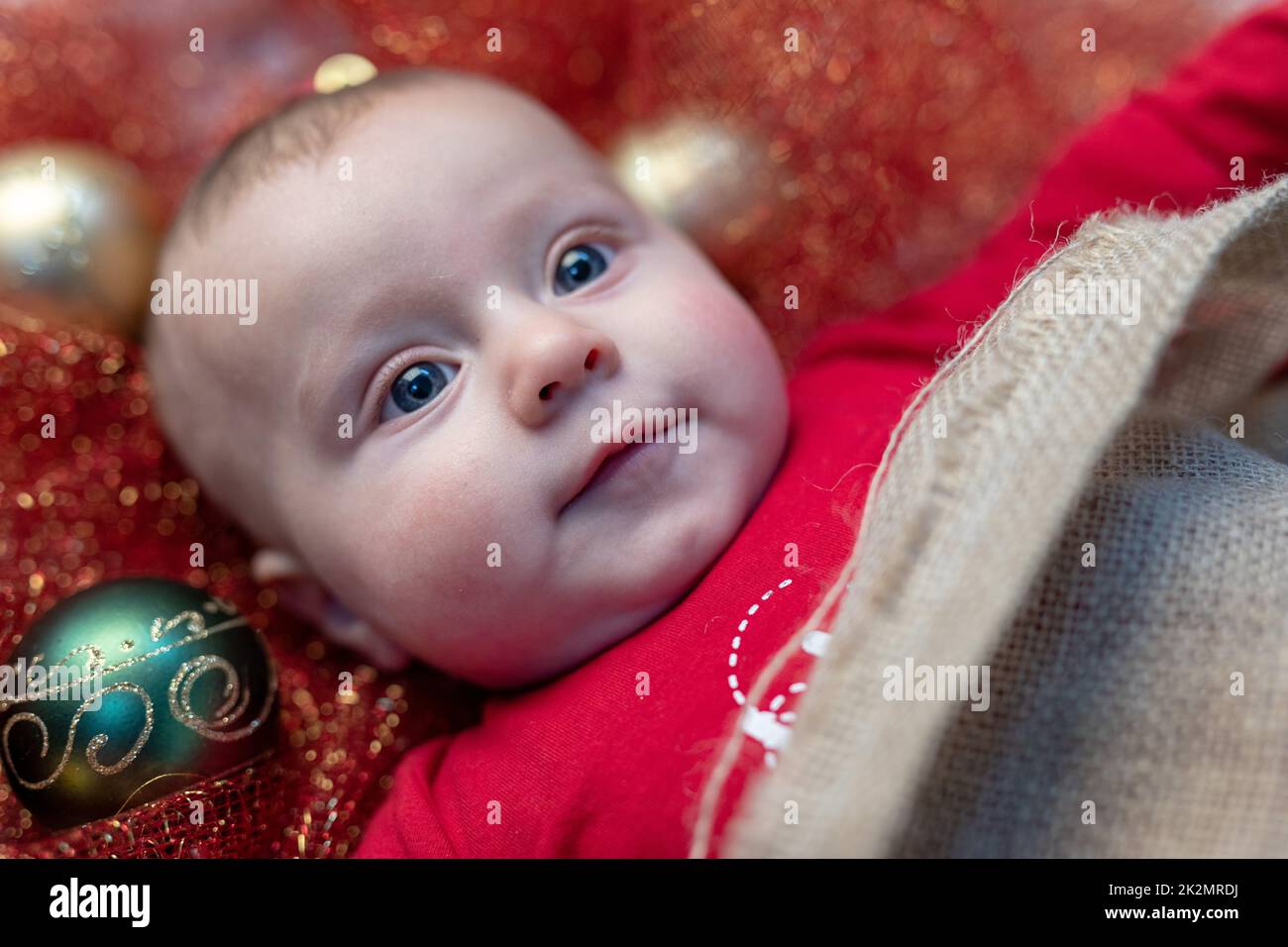 Joli petit bébé nouveau-né avec boules de Noël Banque D'Images