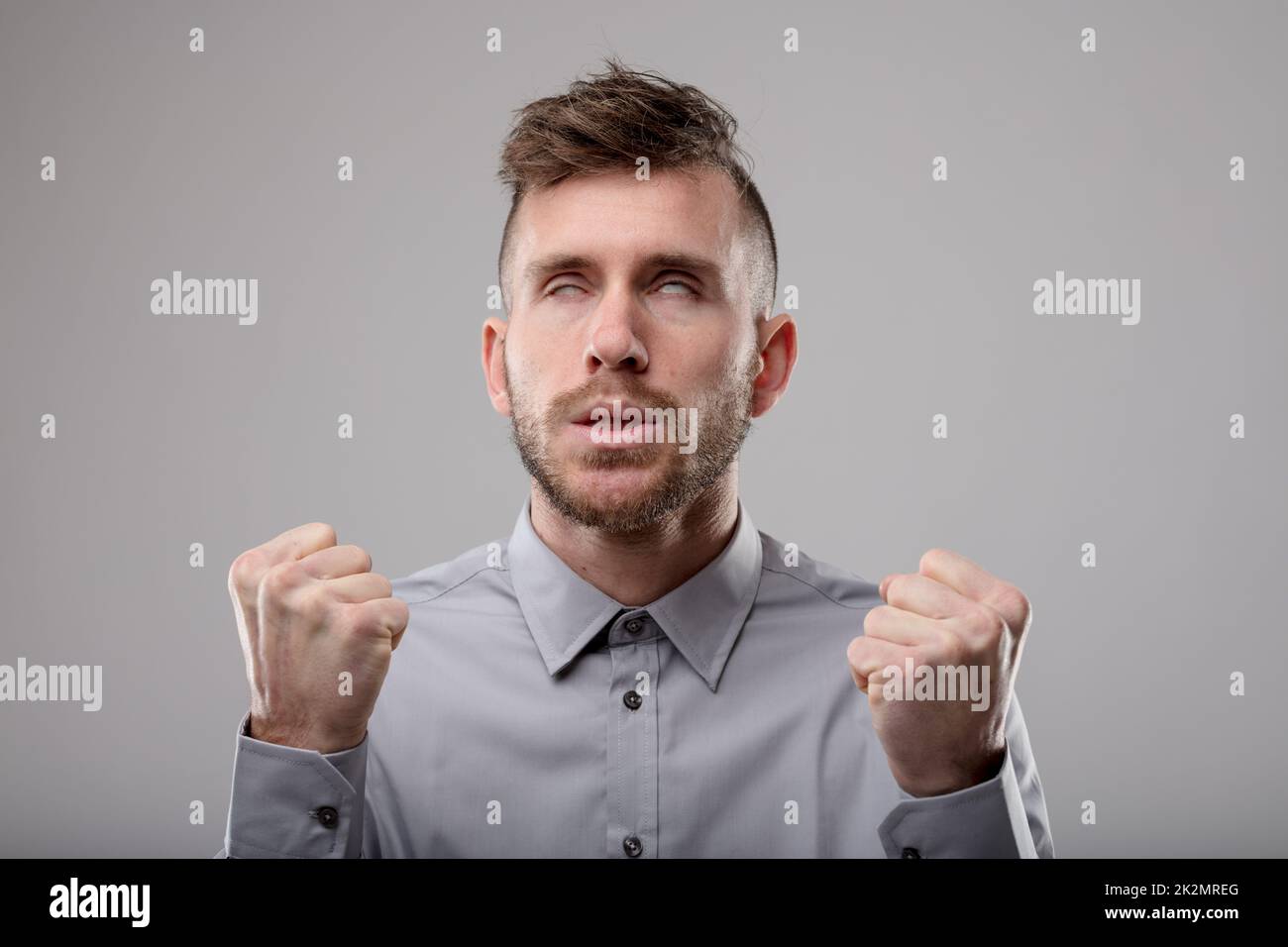 Un homme en colère hit ses poings dans la frustration Banque D'Images