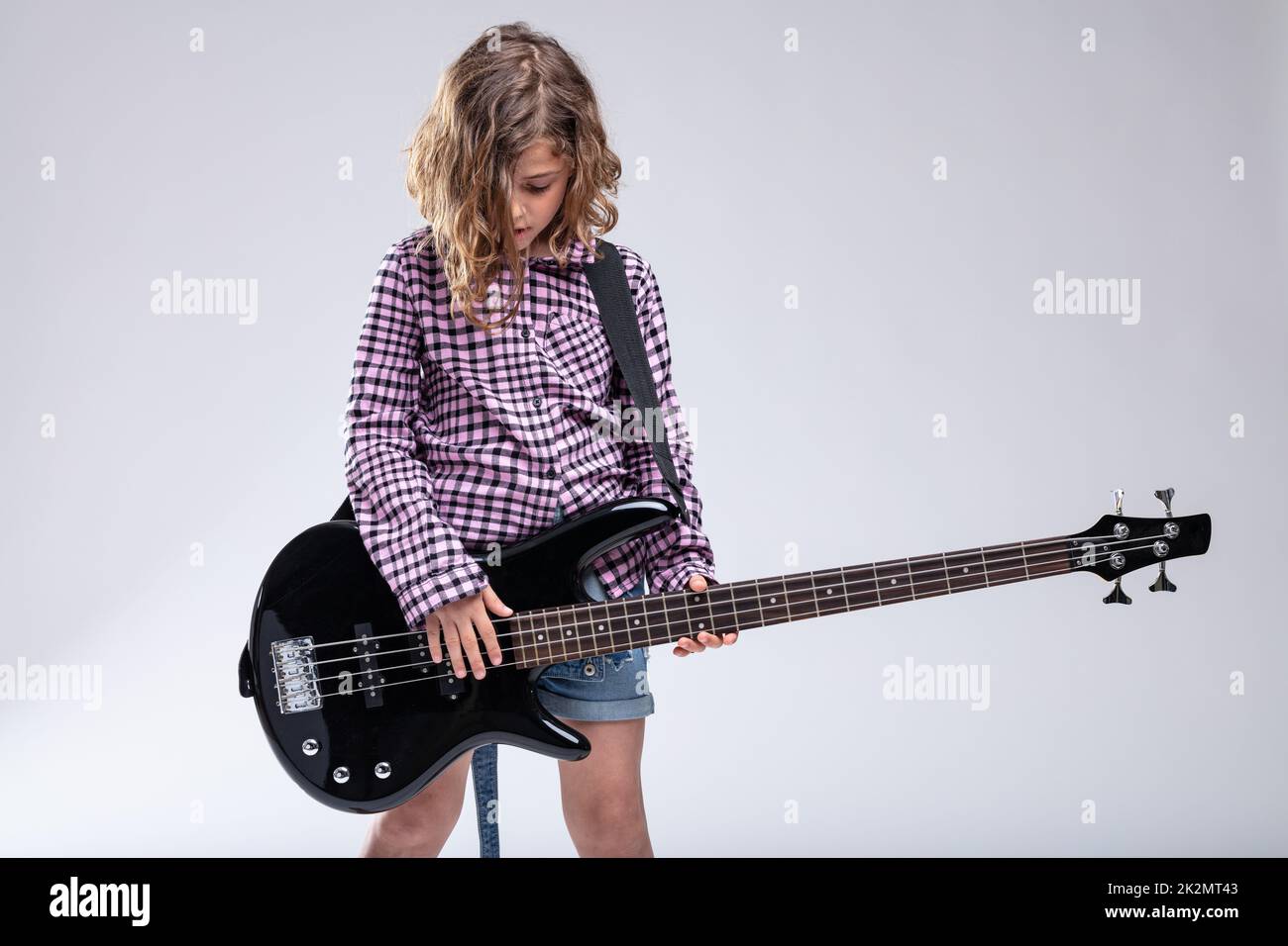 Jeune fille douée jouant une guitare électrique Banque D'Images