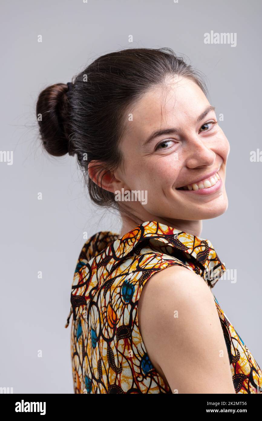 Bonne jeune femme avec un sourire charmant avec des fossettes Banque D'Images