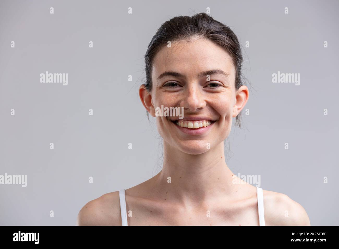 Bonne jeune femme attrayante avec un beau sourire et des fossettes Banque D'Images