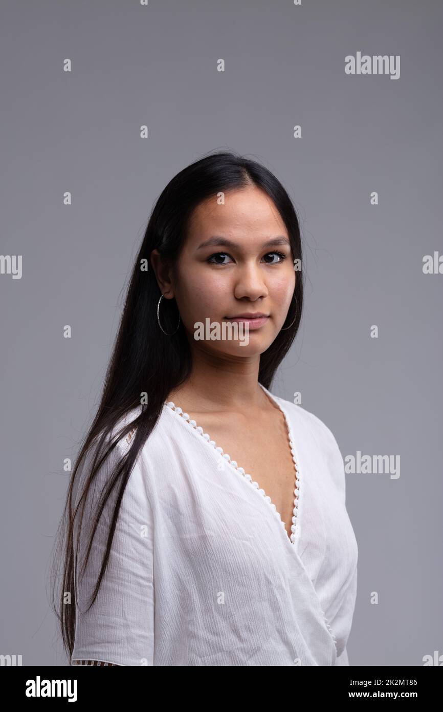 Jeune femme attrayante avec de longs cheveux foncés Banque D'Images