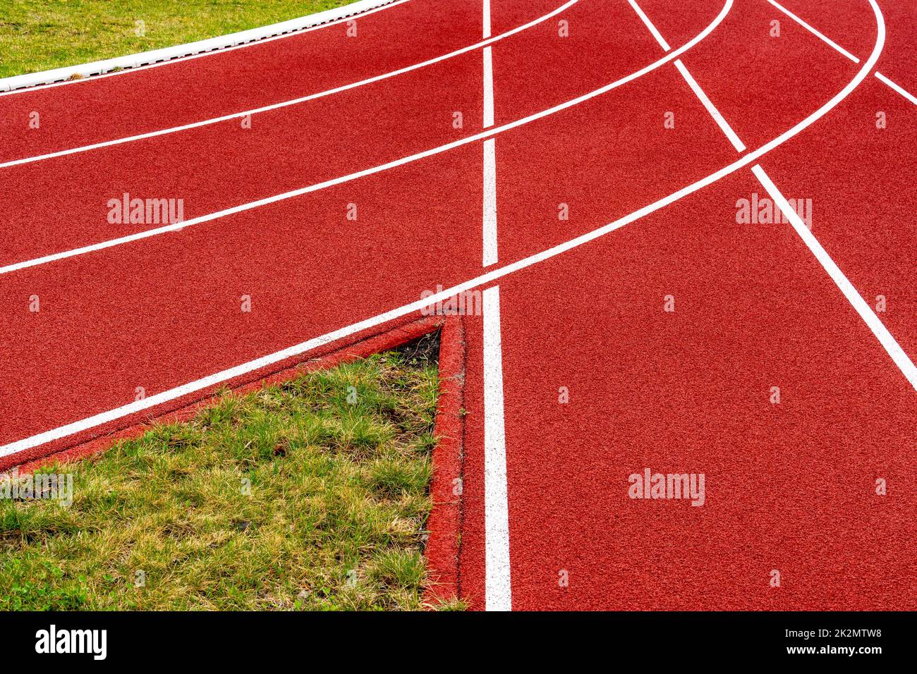 Piste de course avec lignes blanches courbes Banque D'Images