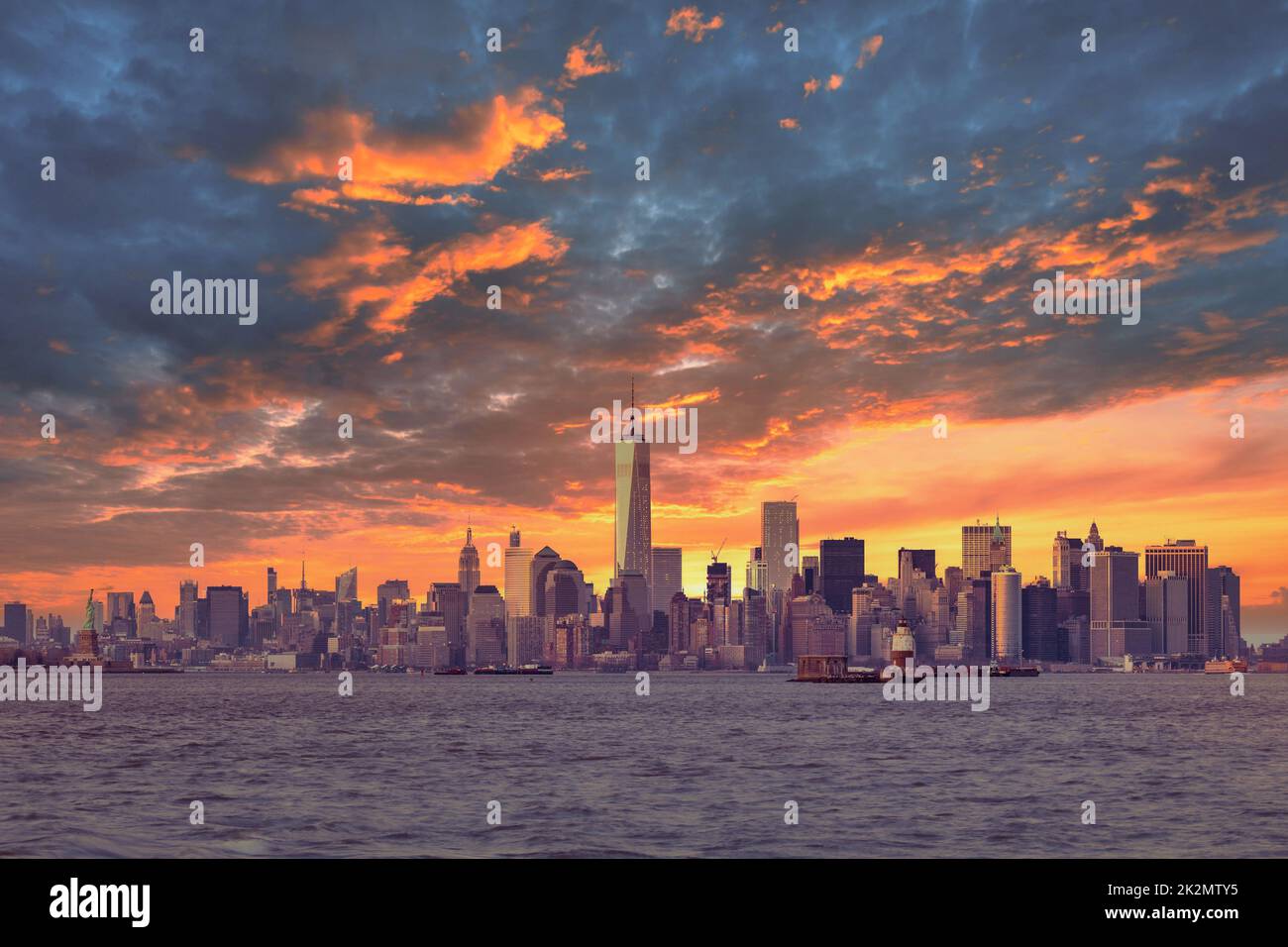 New York City Manhattan au crépuscule avec gratte-ciels illuminés au-dessus du panorama sur le fleuve Hudson. Coucher de soleil spectaculaire. Banque D'Images