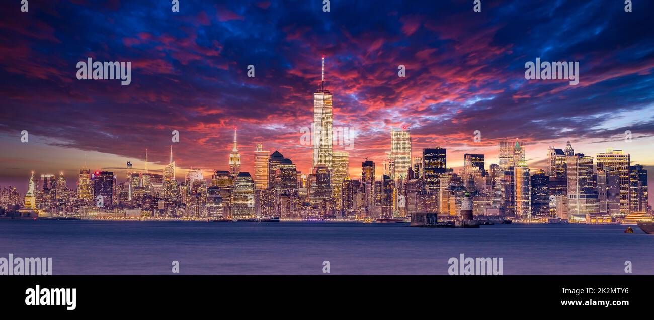 New York City Manhattan au crépuscule avec gratte-ciels illuminés au-dessus du panorama sur le fleuve Hudson. Coucher de soleil spectaculaire. Banque D'Images