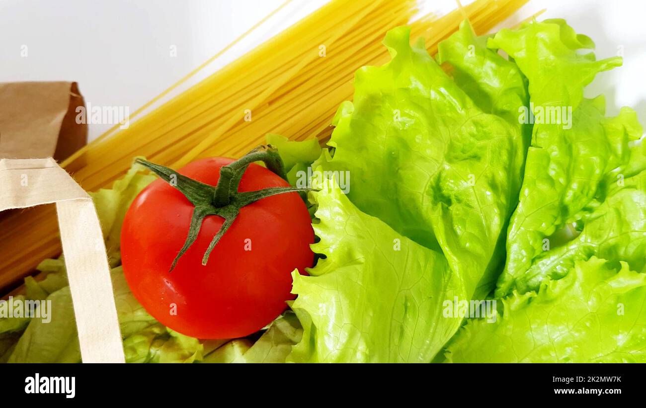 Livraison de nourriture - légumes frais, fruits, pâtes dans un sac de papier, concept zéro déchet, achats en ligne, quarantaine Banque D'Images