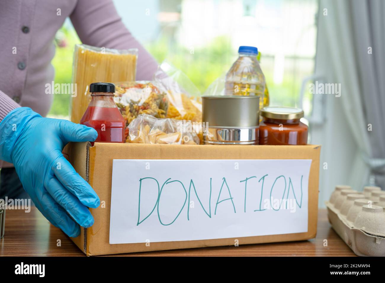 Produits alimentaires pour le don, l'entreposage et la livraison. Divers aliments, pâtes, huile de cuisson et conserves dans une boîte en carton. Banque D'Images