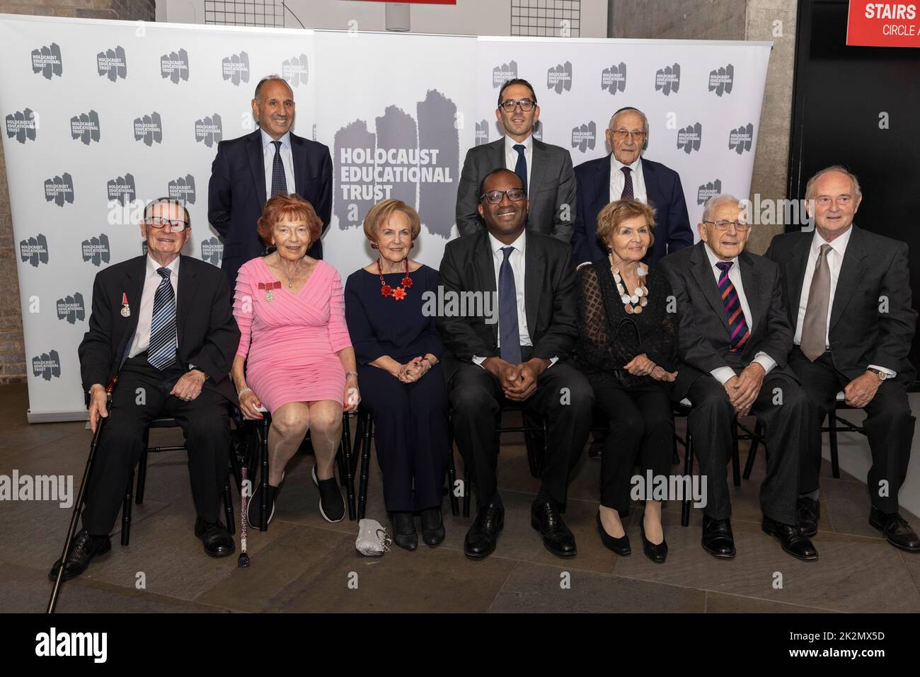 Kwasi Kwarteng, Chancelier de l'Echiquier avec des survivants de l'Holocauste au dîner annuel de l'HET, The Roundhouse. 20th septembre 2022 Banque D'Images