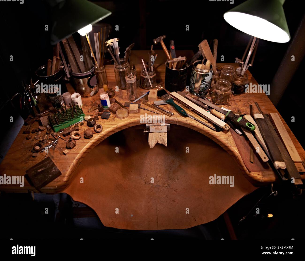 Ma station de création. Vue en grand angle d'un bureau en bois recouvert d'outils. Banque D'Images