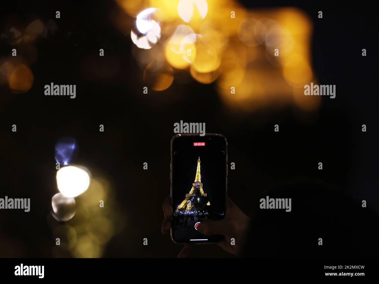 Paris, France. 22nd septembre 2022. Un homme filme la Tour Eiffel avec son téléphone portable à Paris, France, le 22 septembre 2022. L'éclairage sera éteint à la Tour Eiffel à 23:45, dès le départ du dernier touriste, au lieu de l'actuel 1:00 à partir du 23 septembre afin de contribuer à économiser l'énergie. Credit: Gao Jing/Xinhua/Alamy Live News Banque D'Images