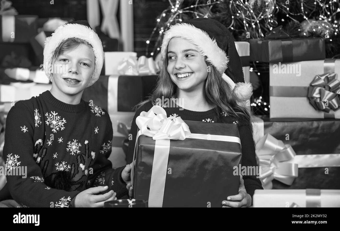 Détente en famille. Enfants amusants. Boutique de cadeaux. Boîte cadeau de noël pour enfants. joyeux noël. Beauté de l'hiver. Loisirs et activités. Les enfants sont peu heureux Banque D'Images