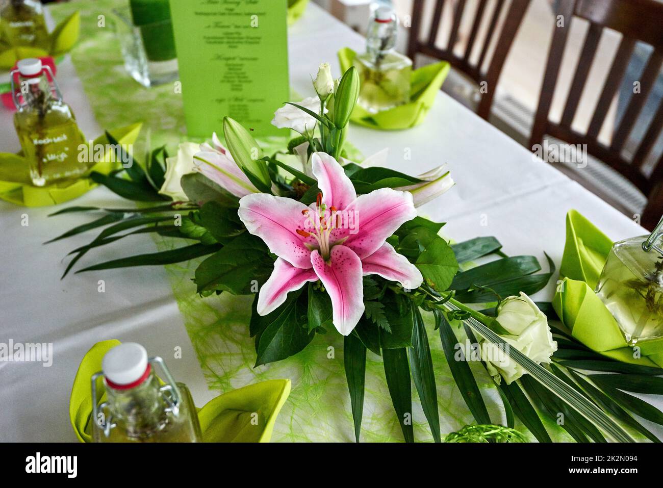 décoration avec des lys et des cartes vertes pour le mariage Banque D'Images