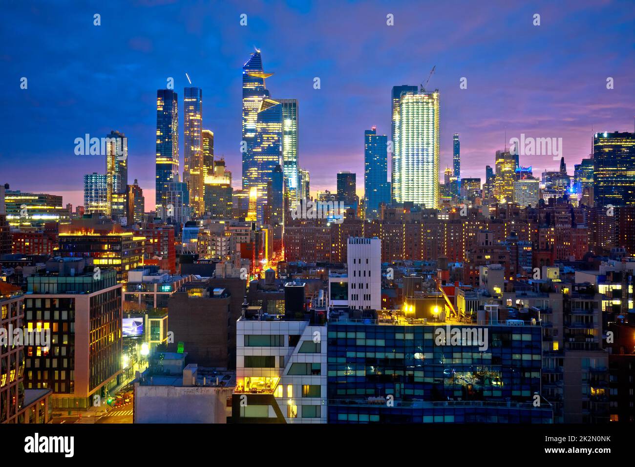 Vue nocturne colorée sur la ville de New York Banque D'Images