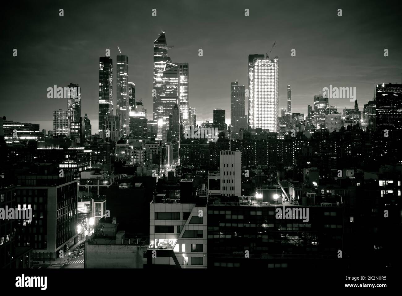Vue sur la ville sombre de New York en soirée, en noir et blanc Banque D'Images