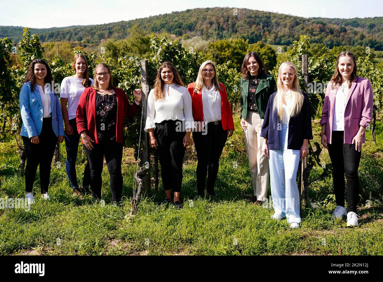 23 septembre 2022, Rhénanie-Palatinat, Forst an der Weinstraße: Les candidats pour le bureau de 74th German Wine Queen: Katrin Lang (l-r), Luise Antonie Böhme, Sophie Semus, Sophia Hanke, Stefanie Kippenhan, Juliane Schäfer, Mariella Cramer et Kirsten Urban - debout en face d'un vignoble. Les huit femmes sont ou étaient des reines de vin ou des princesses de vin d'une région viticole allemande. Ce samedi, ils participeront à une décision préliminaire dans Neustadt an der Weinstraße. Six des femmes se qualifient pour la finale sur 24 septembre. Photo: Uwe Anspach/dpa Banque D'Images