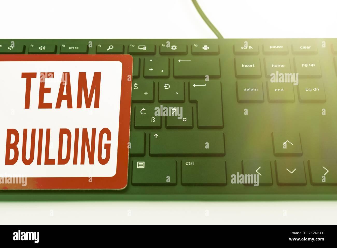 Légende conceptuelle Team Building. Vitrine d'affaires types d'activités utilisées pour améliorer les relations sociales clavier d'ordinateur et Symbol.support d'information pour la communication. Banque D'Images