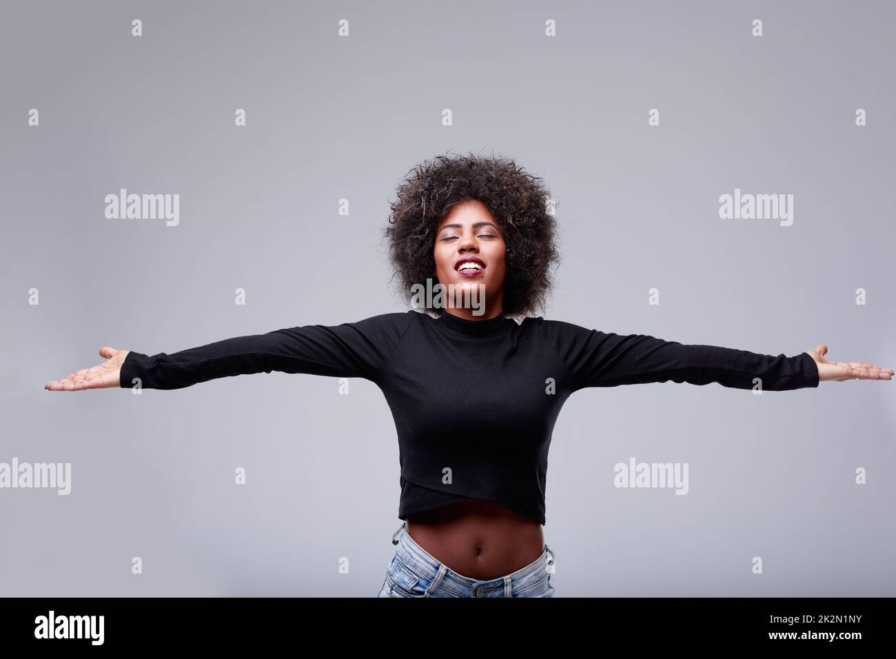 Jeune femme noire appréciant un moment calme à méditer Banque D'Images