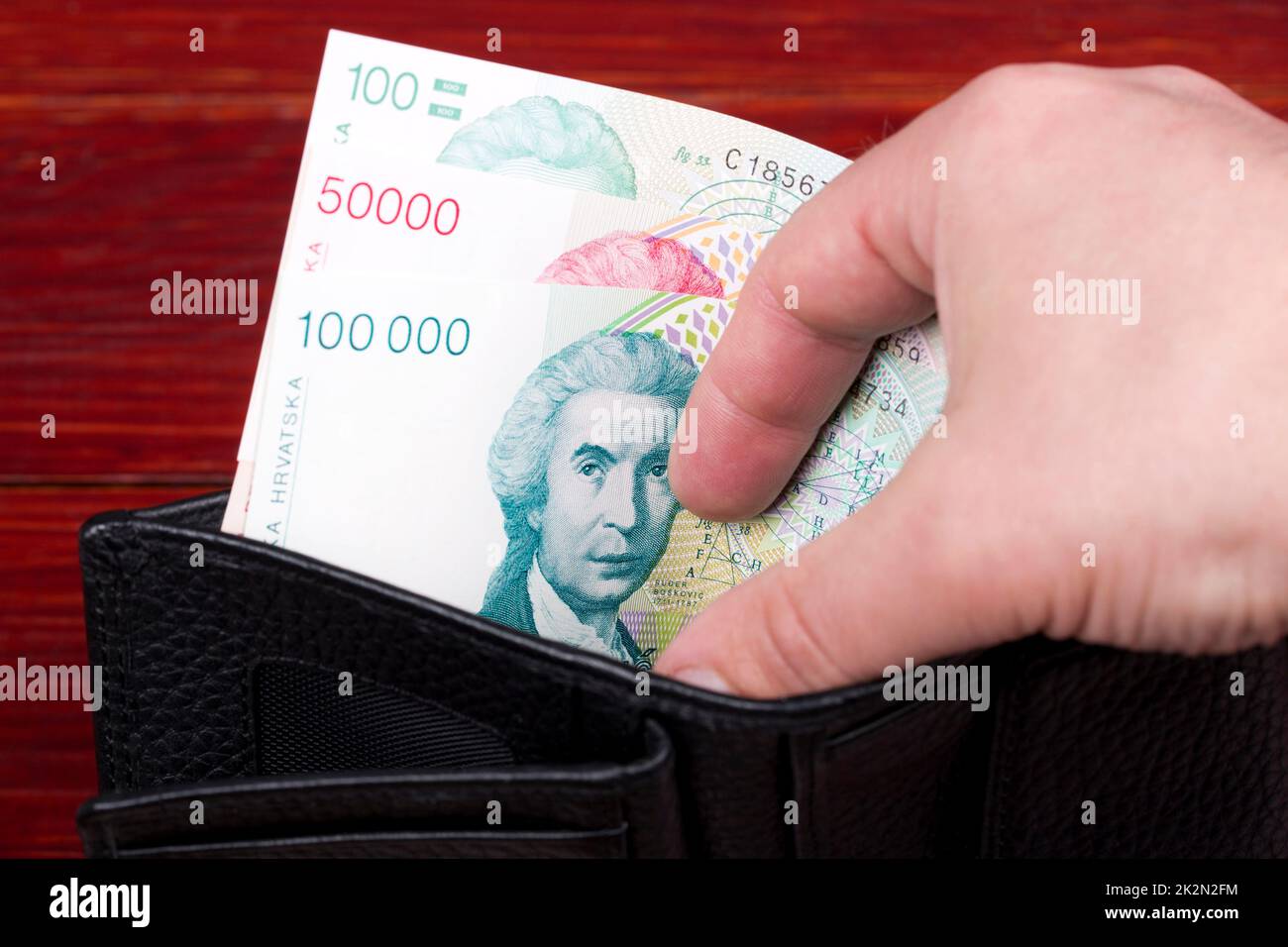 Vieux argent croate dans le portefeuille noir. Banque D'Images