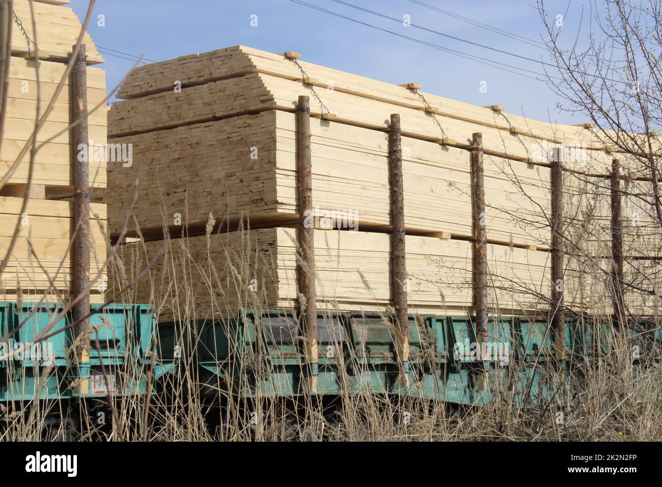 Transport de bois haché, planches par chemin de fer. Écologie. Banque D'Images