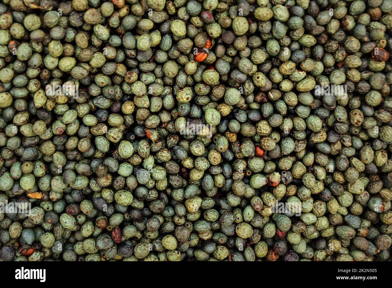 Bain turc vert, bleu et noir poivre de tellicherry affiché sur le marché alimentaire. Kyrenia, Chypre Banque D'Images