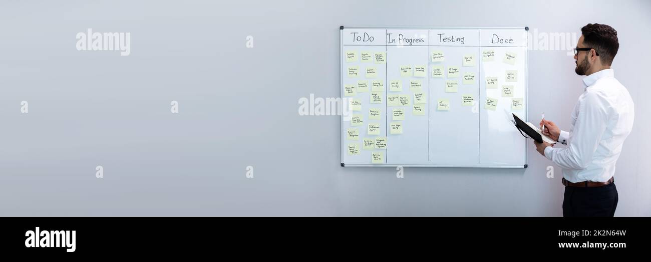 Homme d'affaires écrivant sur des notes adhésives Banque D'Images
