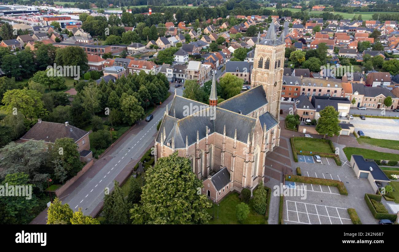 Sint-Lenaarts, Brecht, Anvers, Belgique, 6th juin, 2022, vue aérienne, tiré par un drone de l'église paroissiale gothique tardive de Saint-Leonardus dans le centre du village de Sint-Lenaarts, Brecht, province d'Anvers, Belgique. Photo de haute qualité Banque D'Images