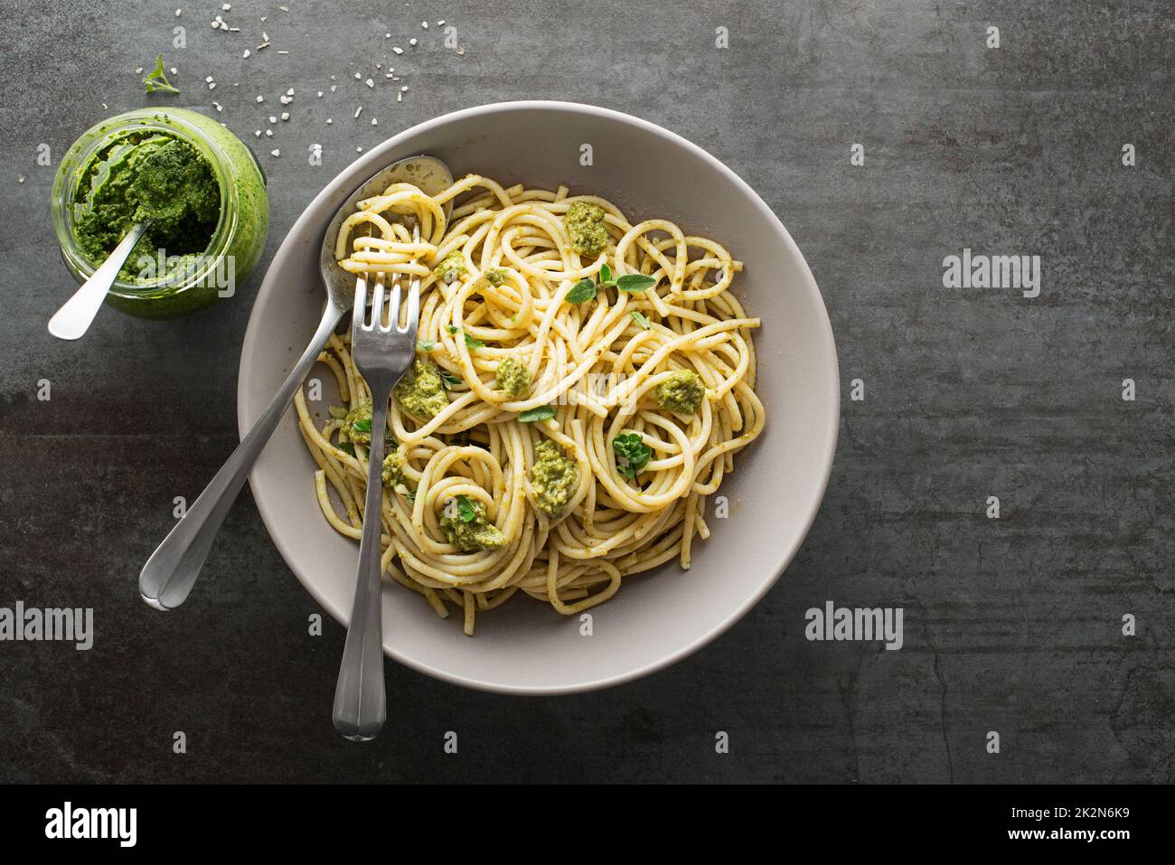 Pesto spaghetti Banque D'Images