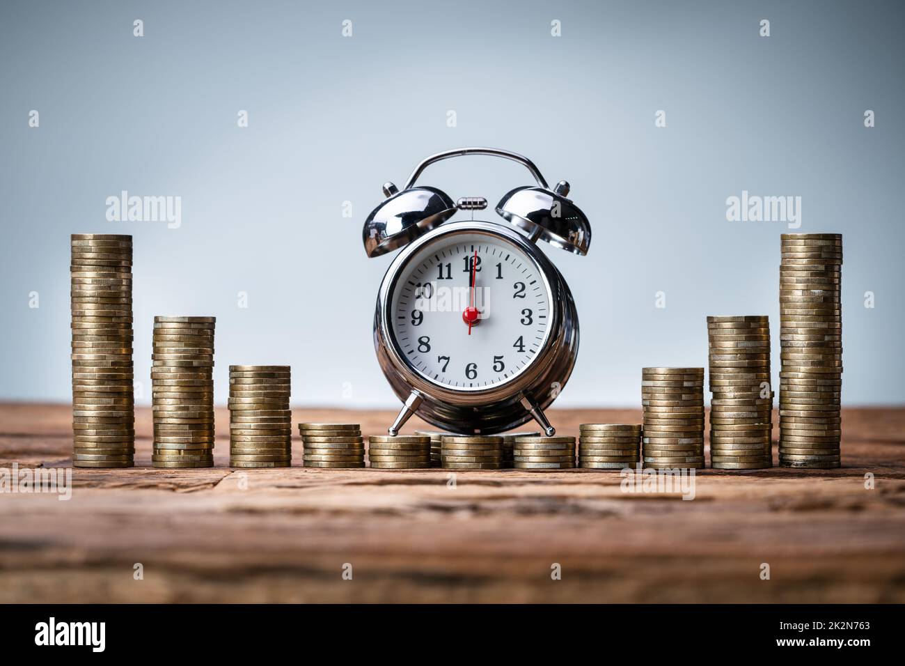 Gestion du temps et de l'argent. Alarme profit Banque D'Images