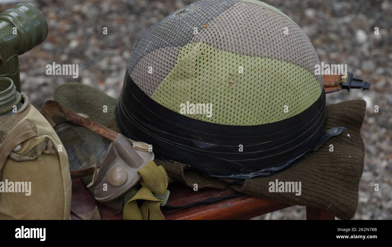 Casque, partie de l'équipement de combat d'un soldat israélien. Kasda OR-201 modèle 76 , est un casque de combat d'origine israélienne. Banque D'Images