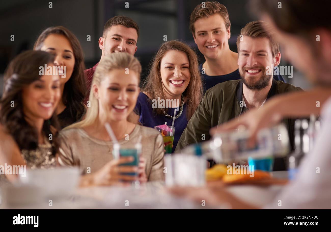 Boissons et spectacle. Photo d'un groupe heureux d'amis qui ont pris un verre dans un bar ensemble. Banque D'Images