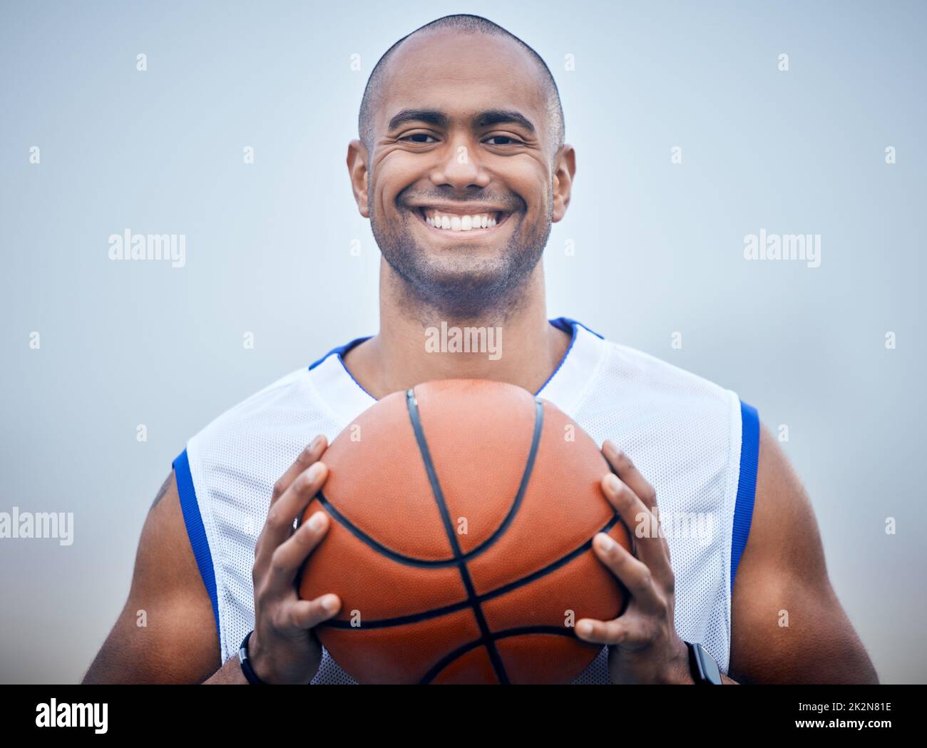 Gardez un œil sur le prix. Photo d'un jeune joueur de basket-ball masculin tenant le ballon. Banque D'Images