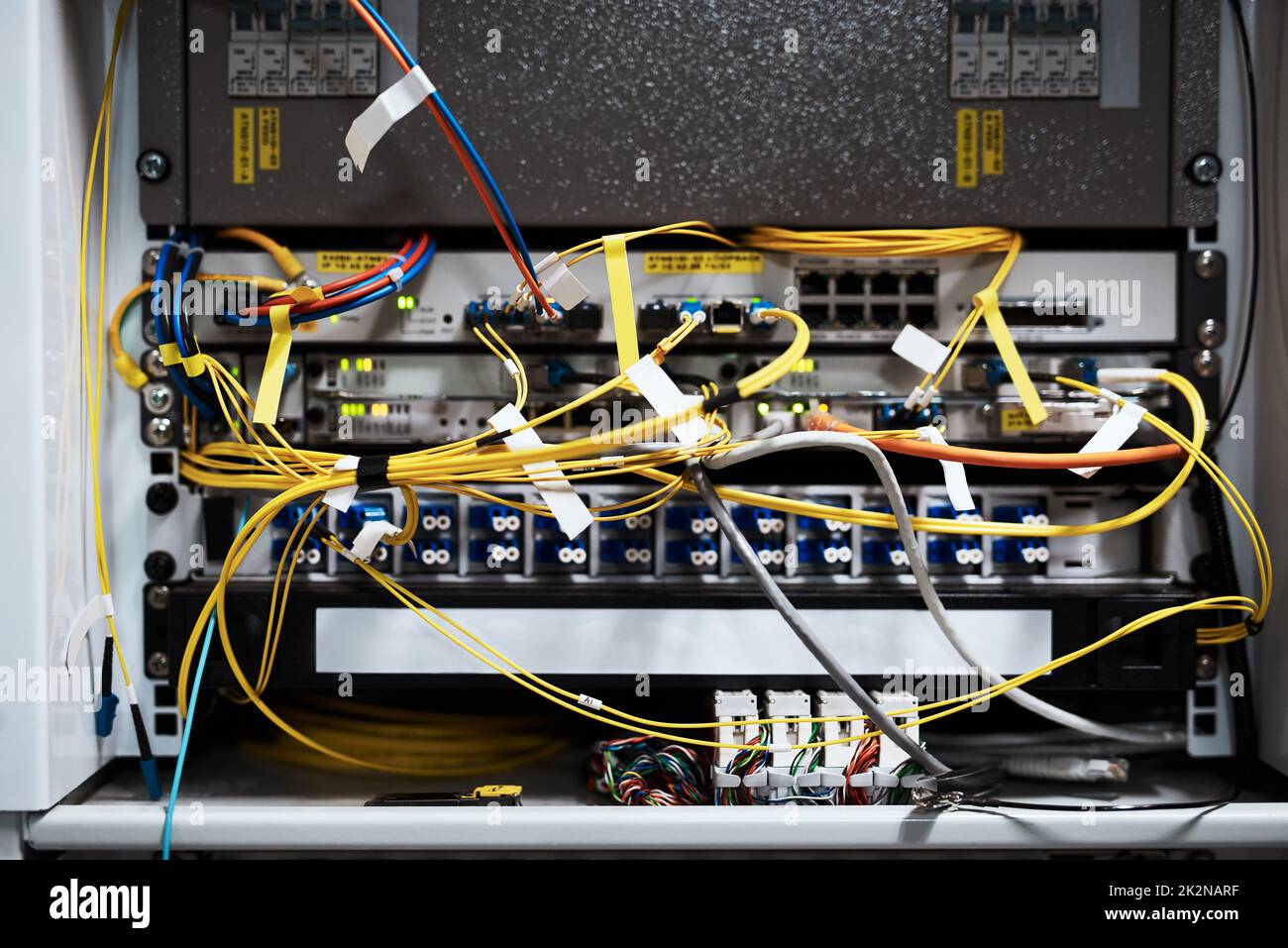Toutes les bonnes connexions. Plan rogné de l'intérieur d'un ordinateur avec tout son câblage situé dans une salle de serveurs. Banque D'Images