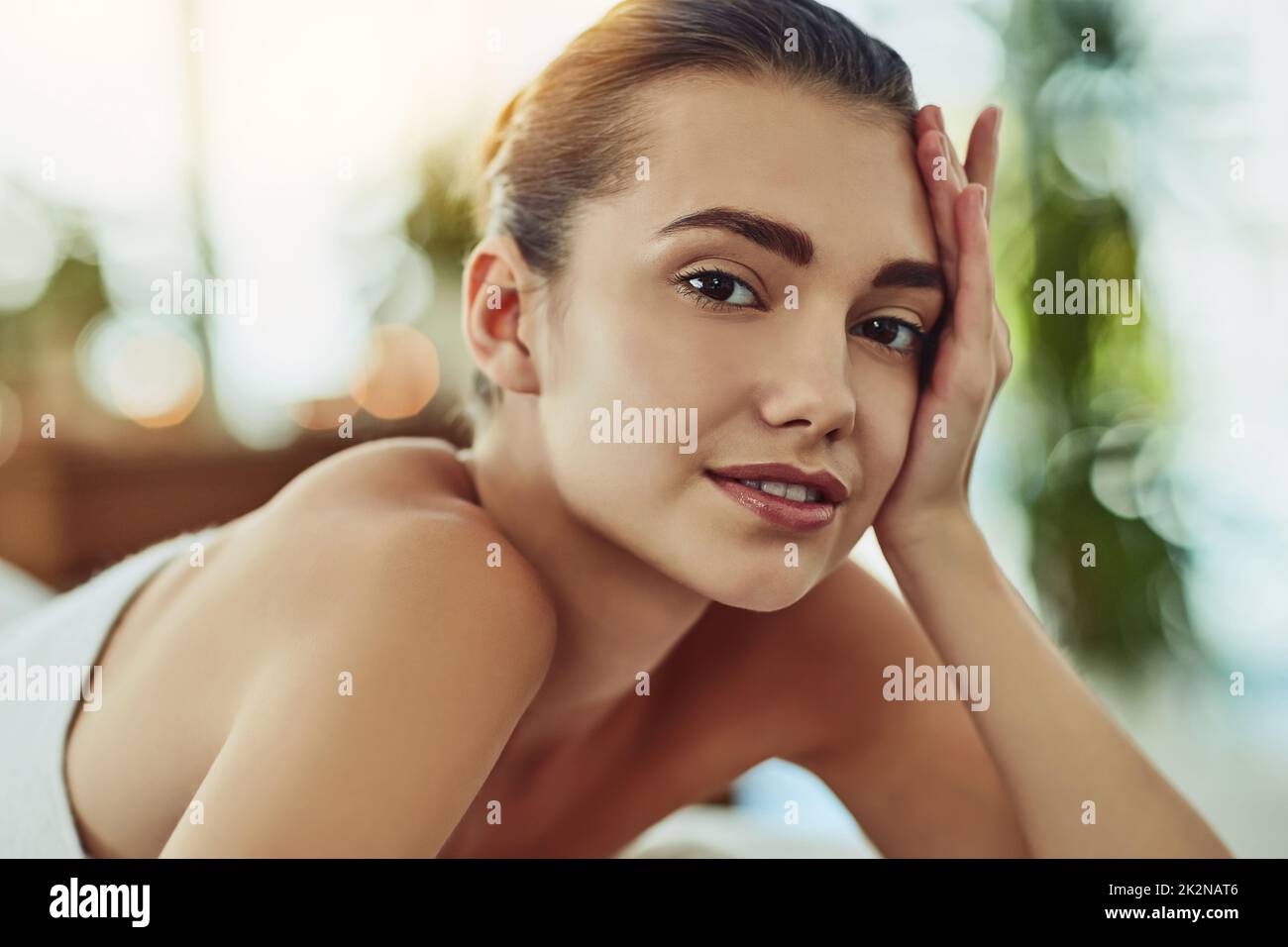C'est ce à quoi se sent la relaxation totale. Portrait d'une jeune femme attirante se faisant dorloter dans un spa de beauté. Banque D'Images
